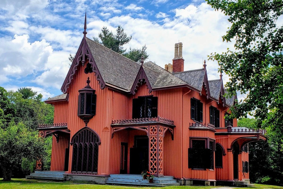 gothic-revival-magic-at-roseland-cottage