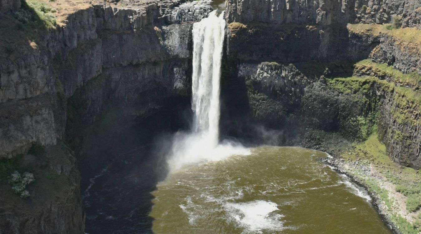 hidden-200-foot-waterfall-in-washington