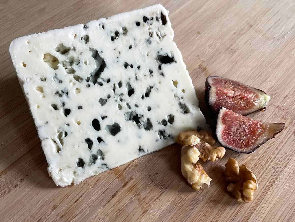 hidden-caves-of-roqueforts-blue-cheese-aging