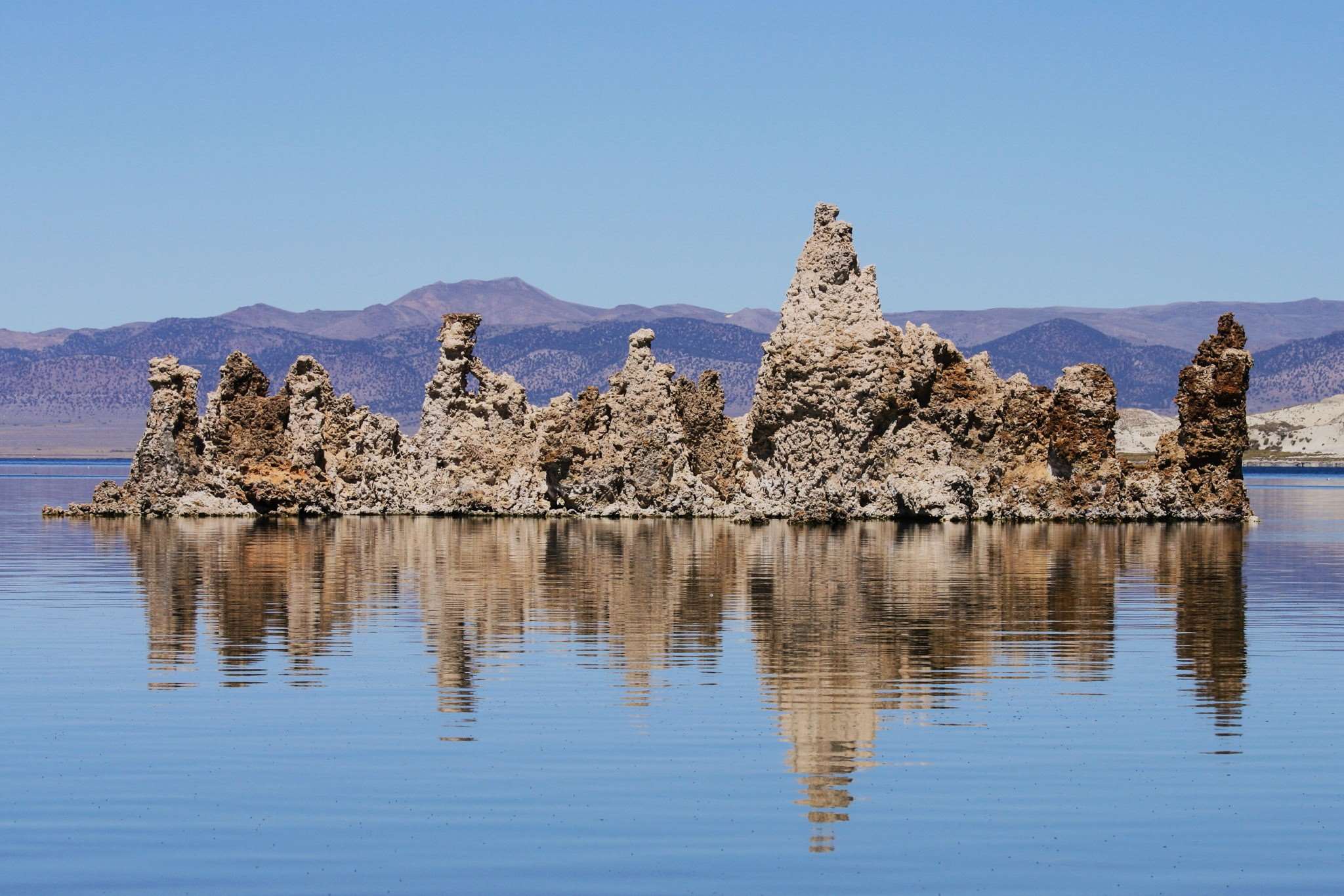 Hidden-Floating-Islands-Of-California8217s-Mono-Lake hidden-floating-islands-of-californias-mono-lake