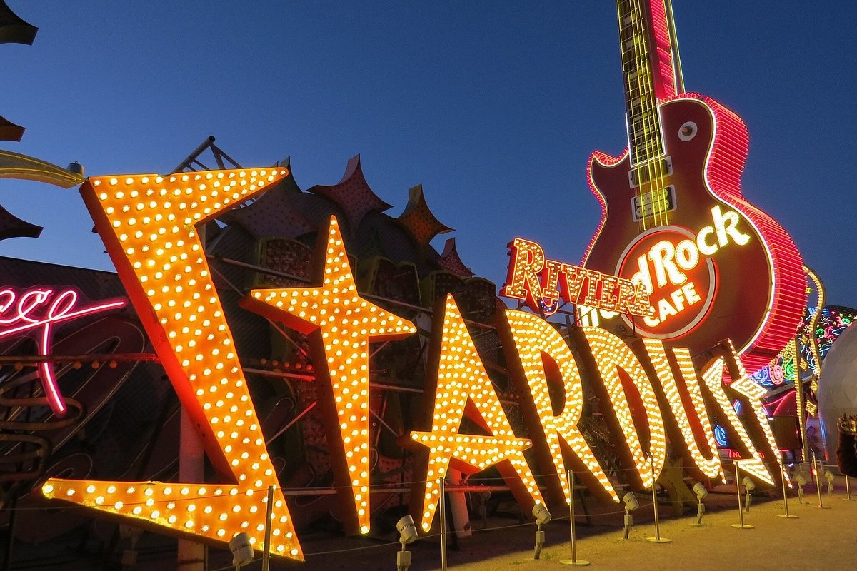 Hidden-Neon-Graveyards-Of-Las-Vegas-Glowing-Ghosts hidden-neon-graveyards-of-las-vegas-glowing-ghosts