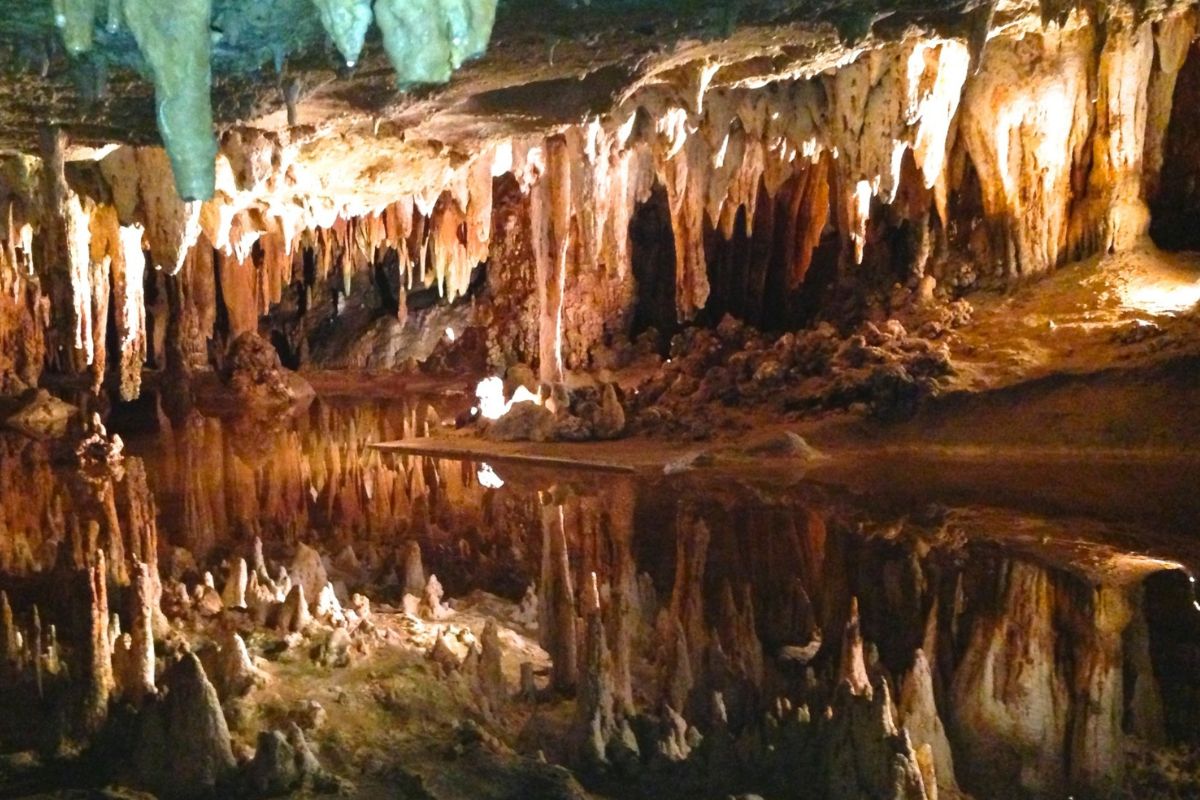 hidden-singing-caverns-of-luray-virginia