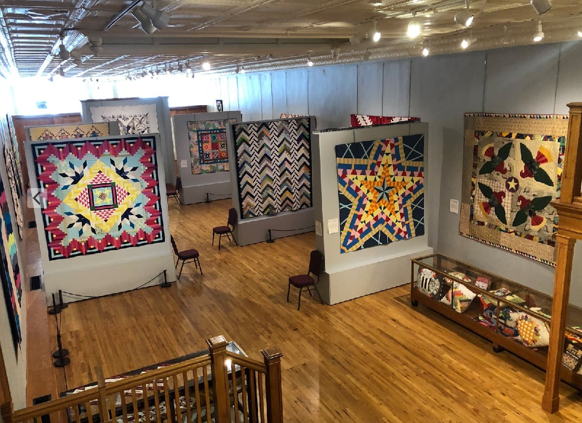 iowa-quilt-museums-stunning-textile-art-exhibits