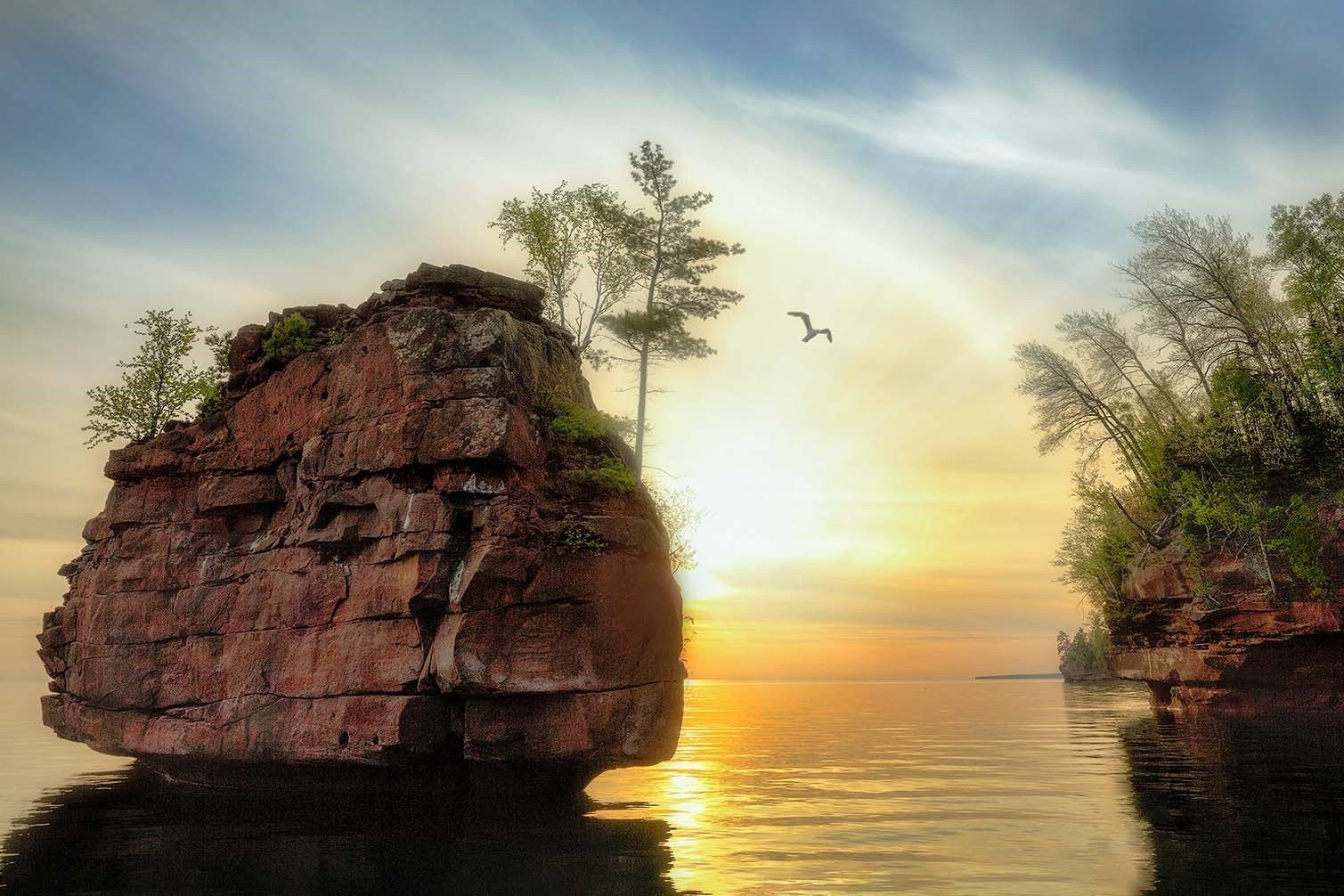 majestic-gull-island-cliffs-await-at-apostle-islands