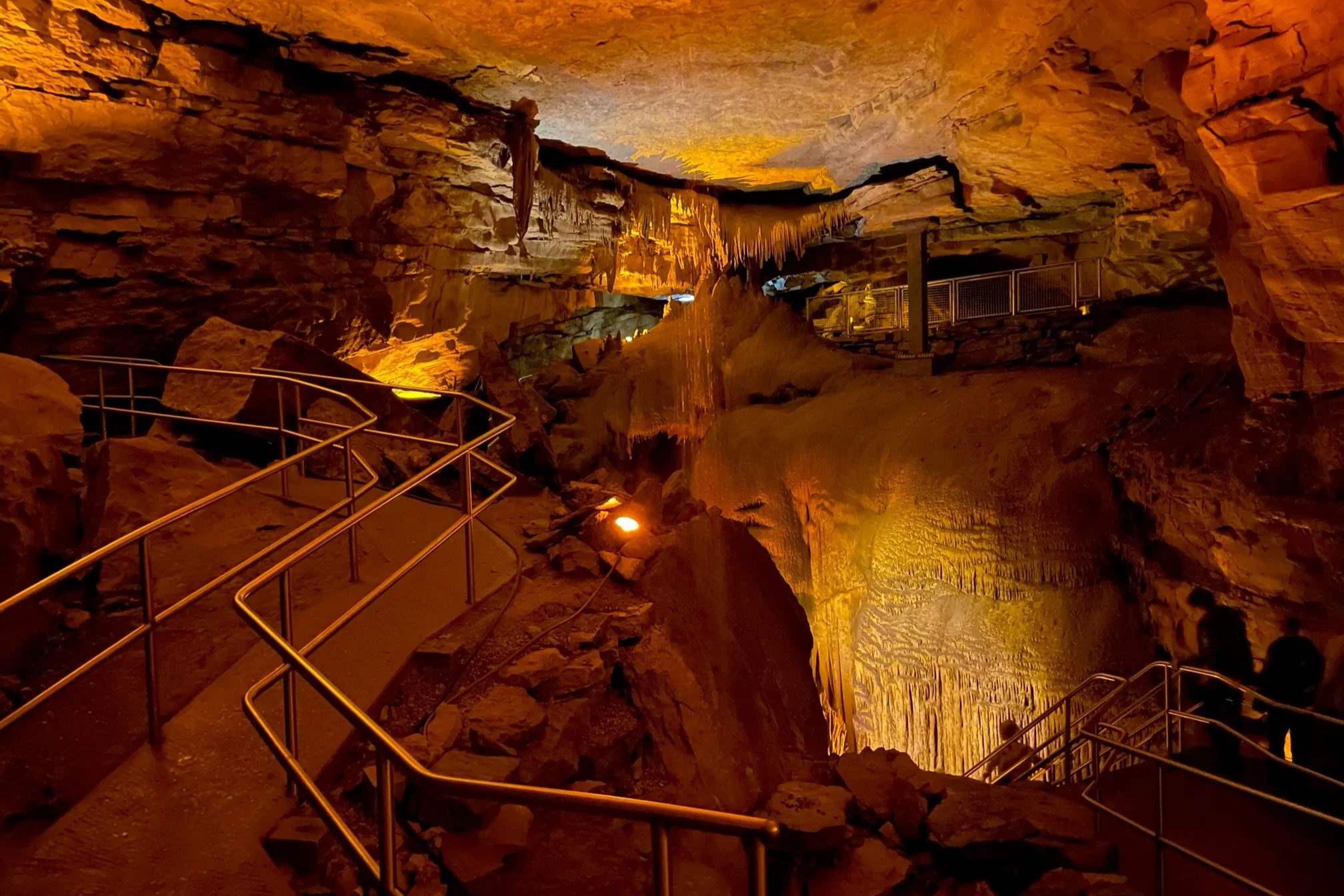 mammoth-caves-enchanting-domes-and-dripstones-adventure