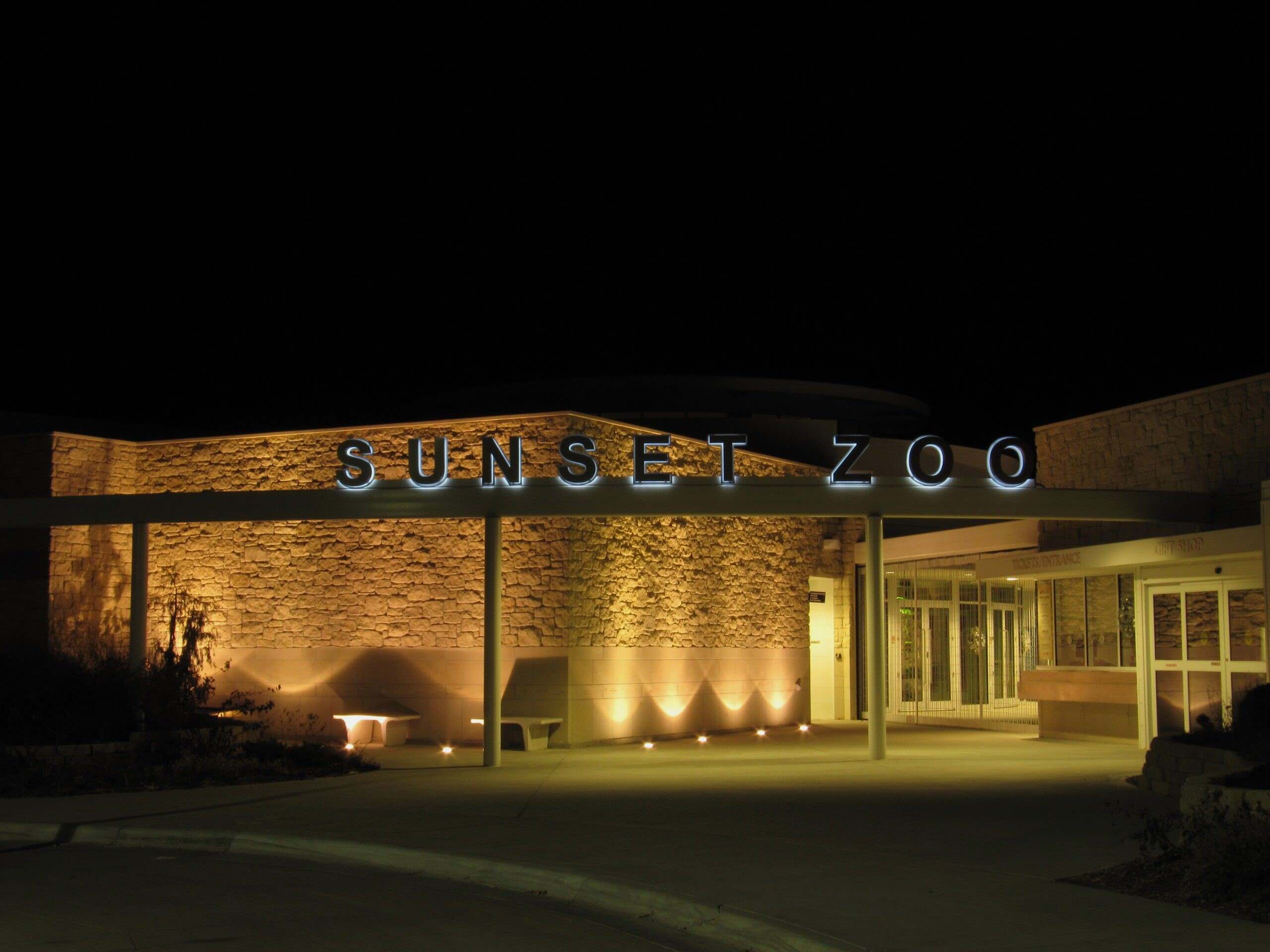 manhattans-sunset-zoo-where-wildlife-meets-twilight-magic