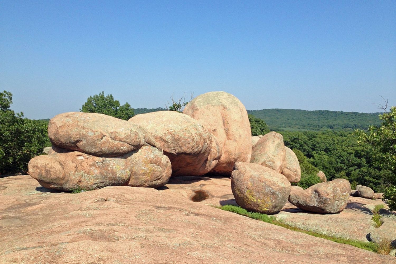 marvel-at-elephant-rocks-state-parks-granite-giants