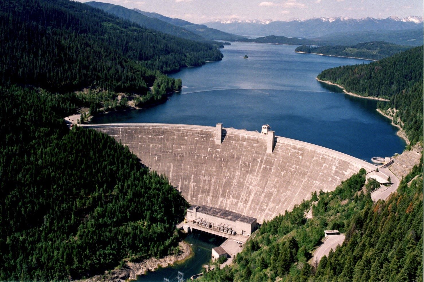 marvel-at-the-gigantic-hungry-horse-dam