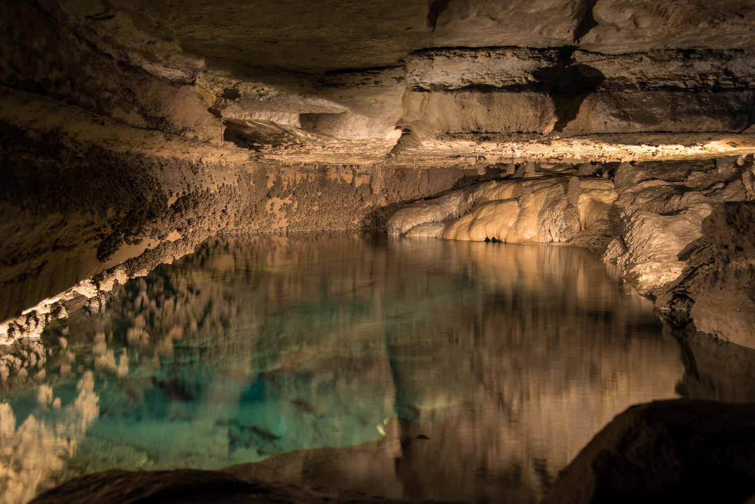 Minnesota8217s-Secret-Cave-With-Underground-Waterfall-And-Fossils minnesotas-secret-cave-with-underground-waterfall-and-fossils