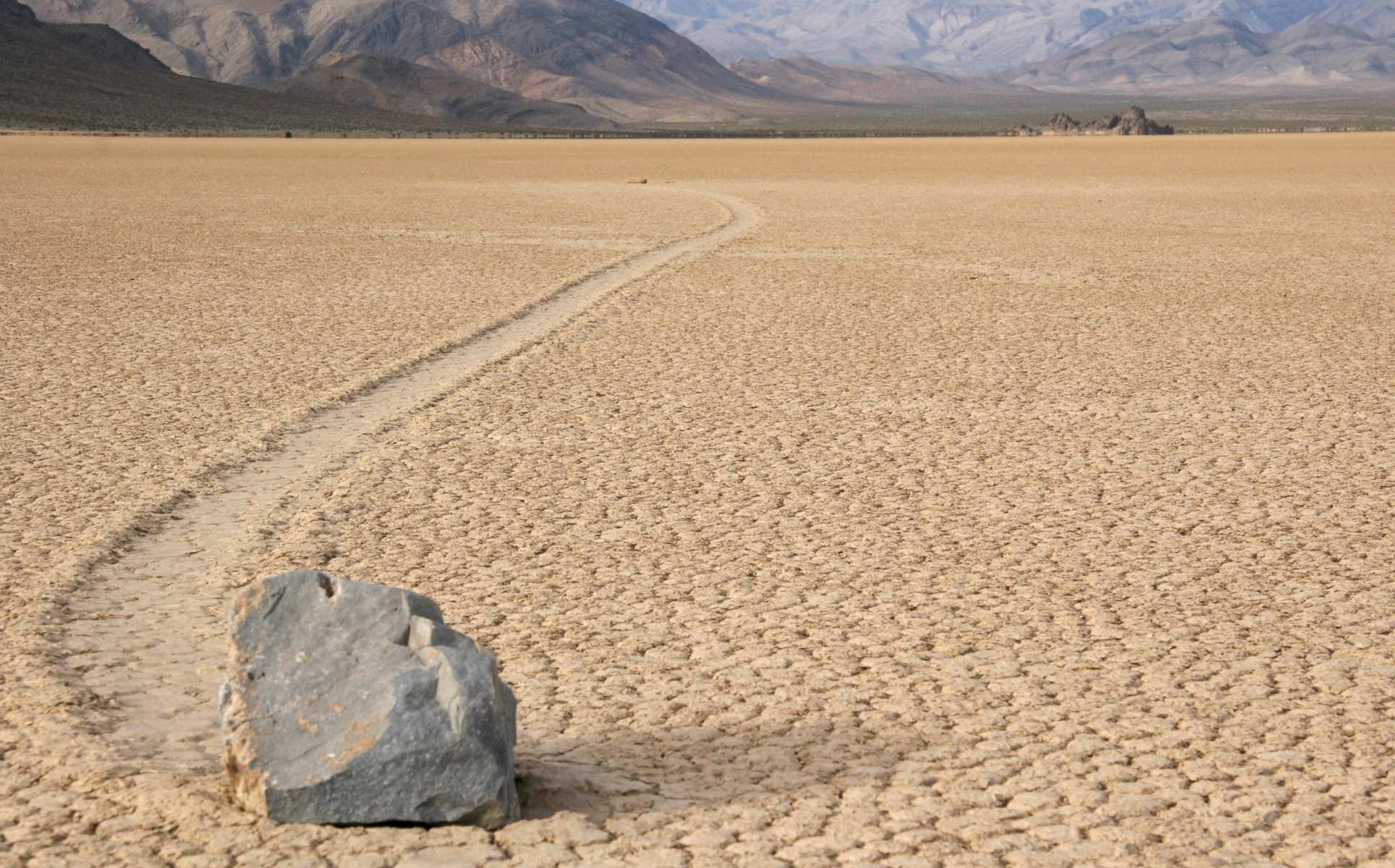 mystery-of-californias-moving-rocks-in-death-valley