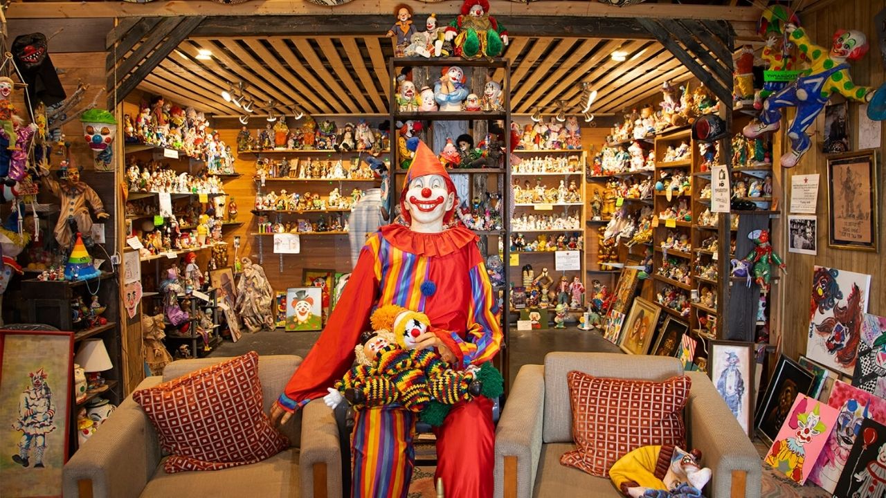 Nevada8217s-Mysterious-Clown-Motel-Next-To-A-Cemetery nevadas-mysterious-clown-motel-next-to-a-cemetery