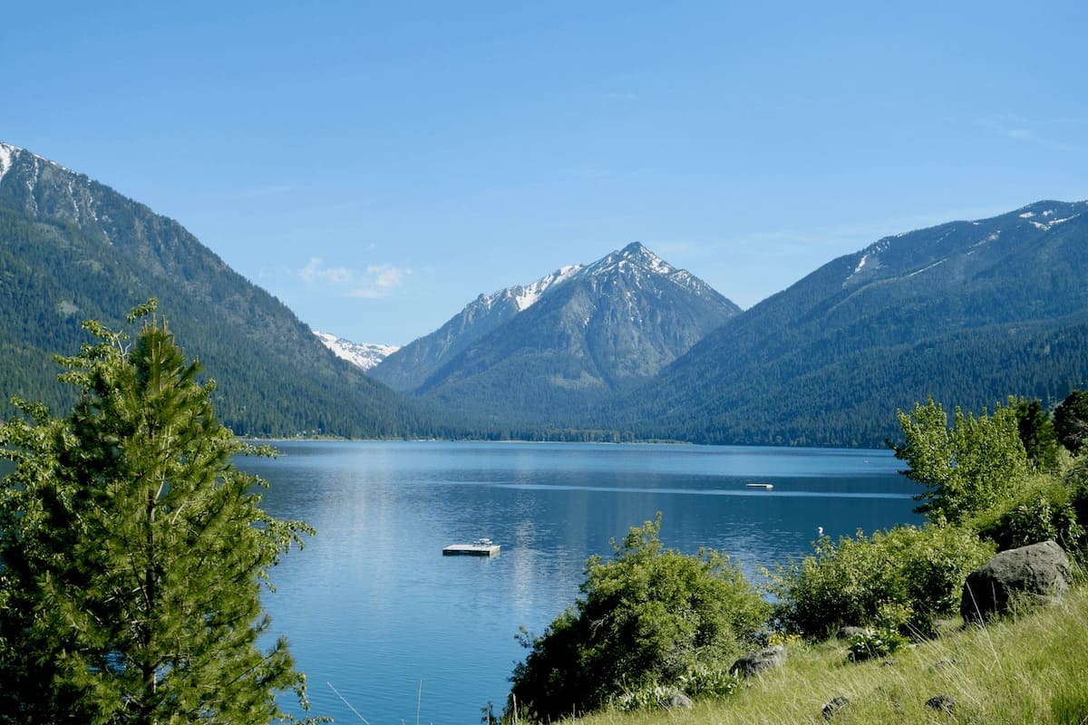 oregons-secret-wallowa-lake-surrounded-by-majestic-peaks