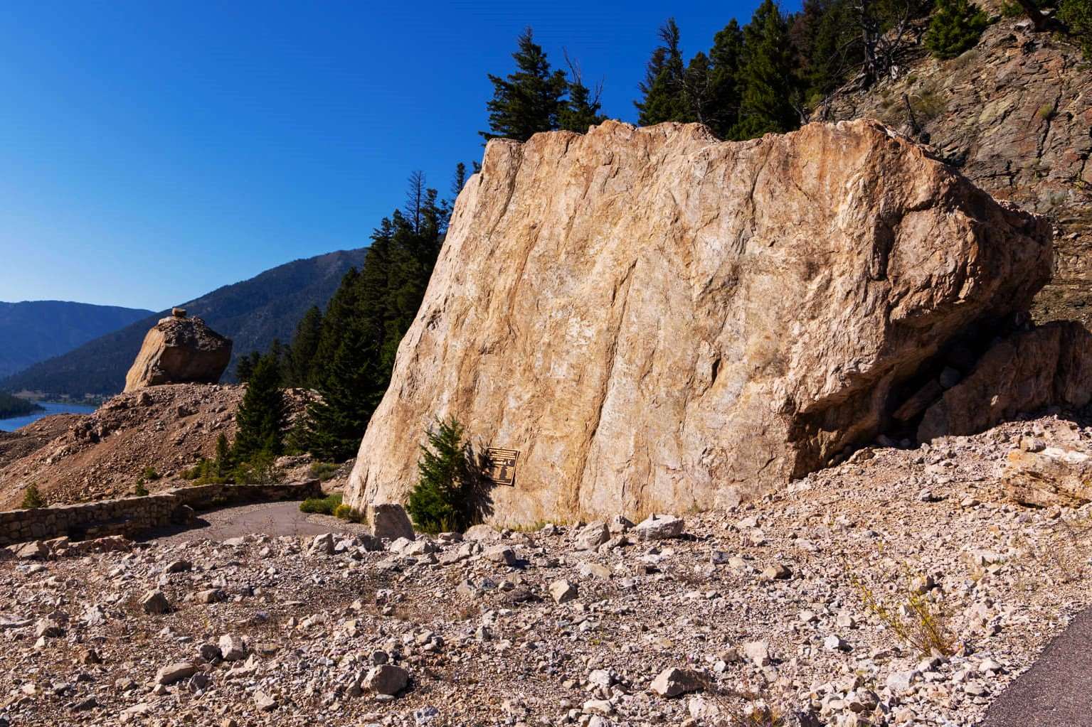 quake-lakes-majestic-memorial-boulder-adventure