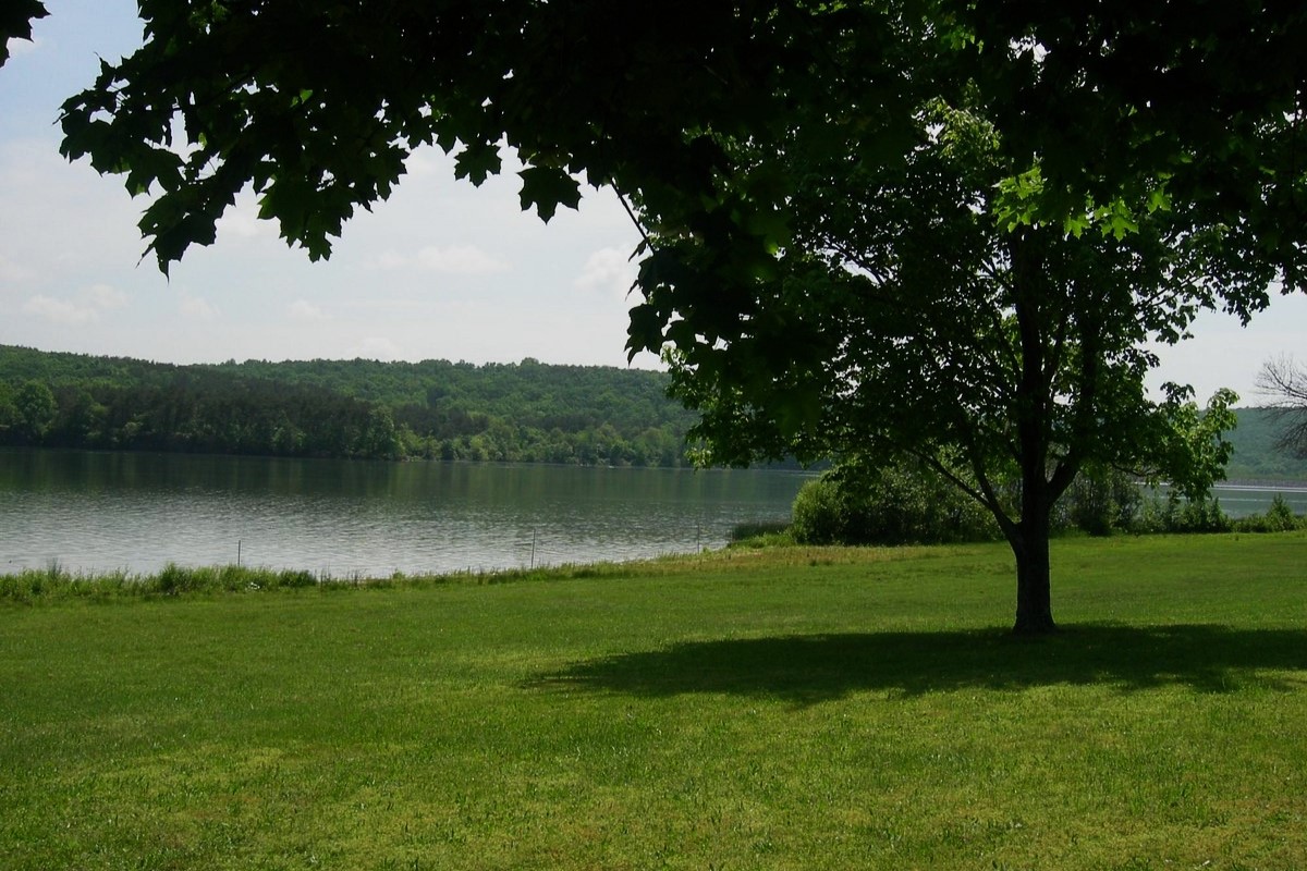 schellsburgs-enchanting-shawnee-state-park-adventure