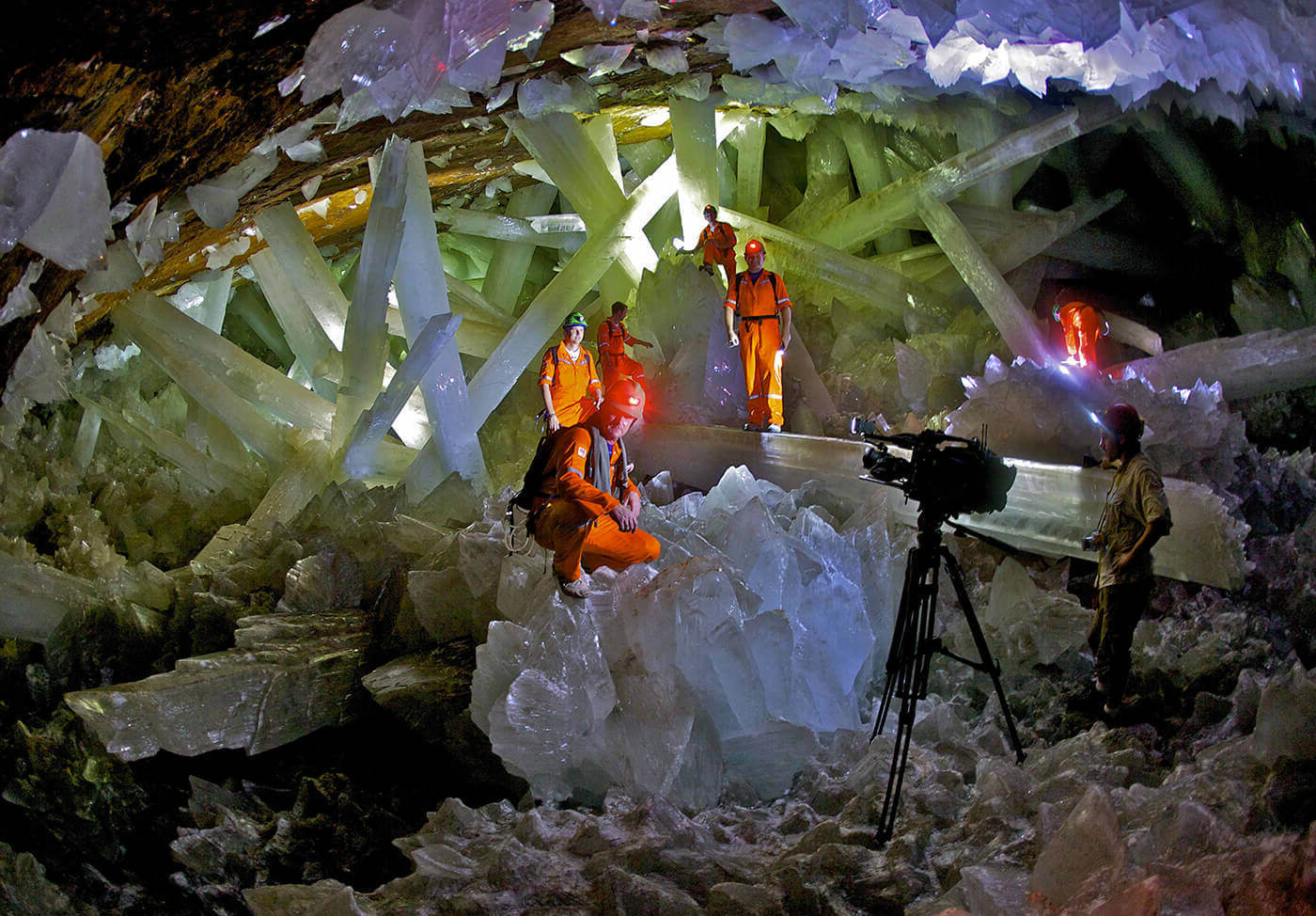 Secret-Crystal-Cave-Of-Naica-Mexico8217s-Hidden-Giant-Crystal-Fortress secret-crystal-cave-of-naica-mexicos-hidden-giant-crystal-fortress