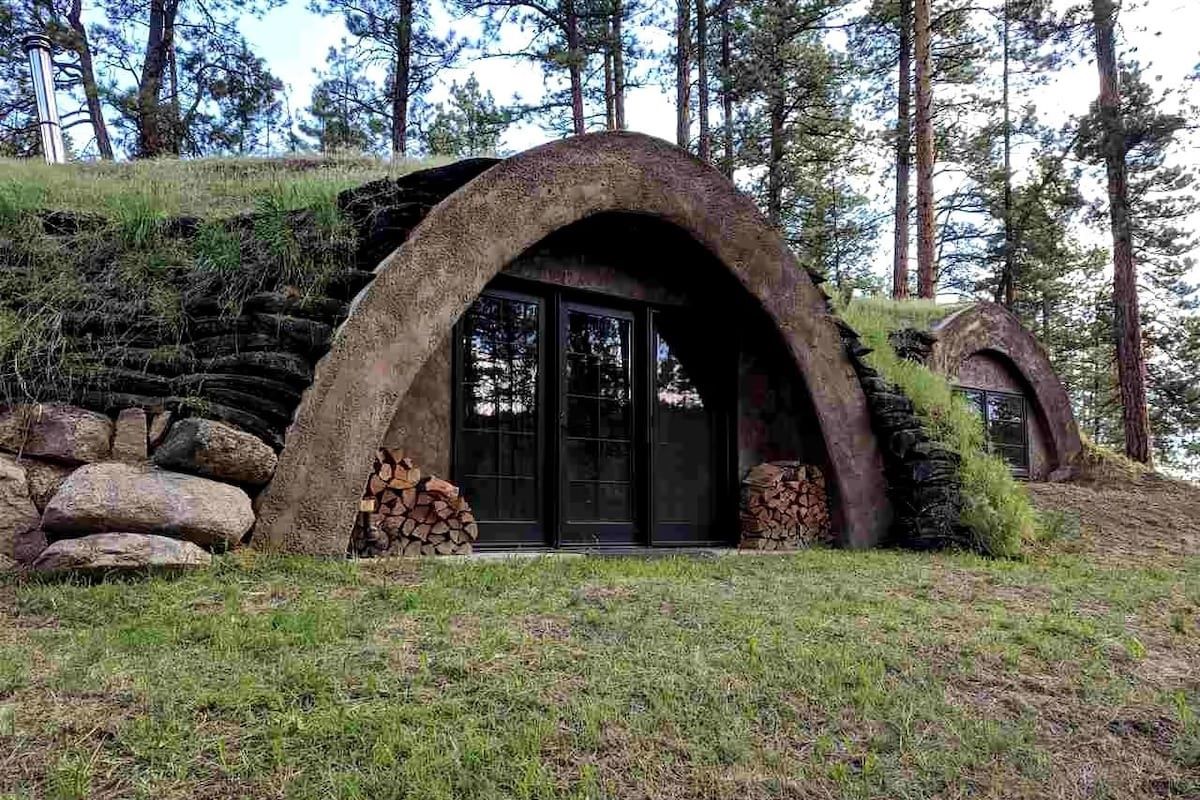 secret-hobbit-holes-in-montanas-earthship-villages