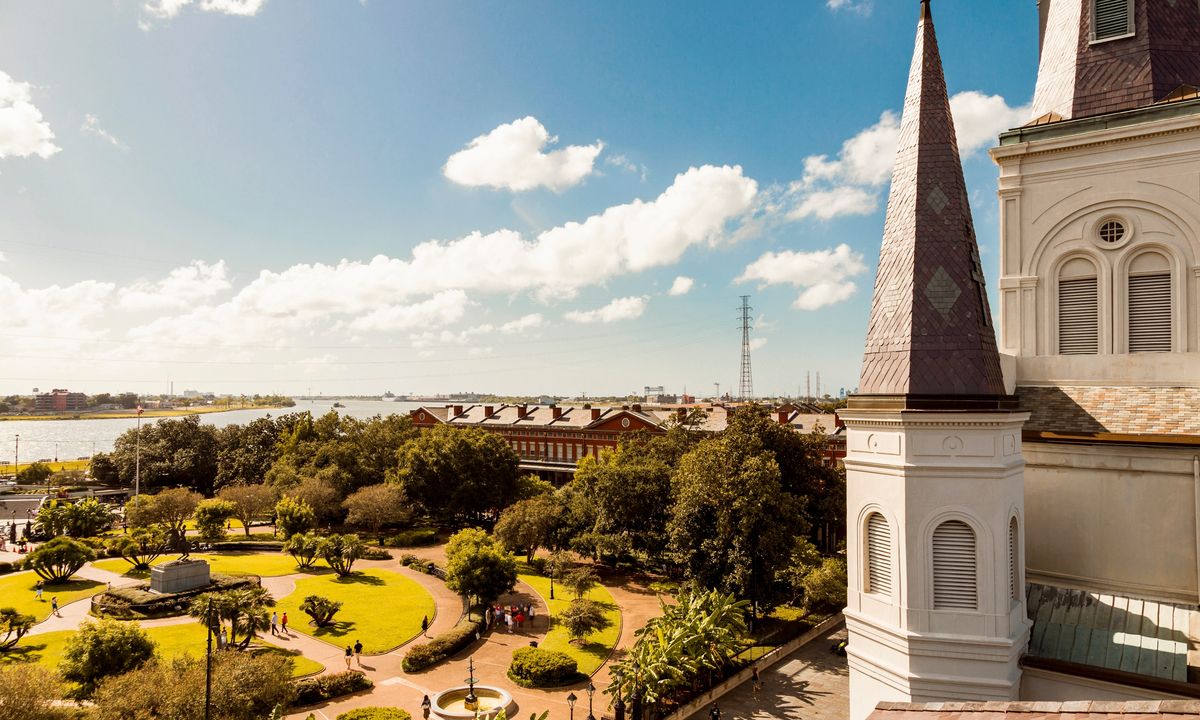 secret-pathway-in-new-orleans-quarter