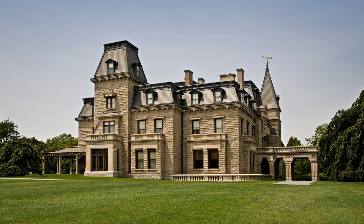 step-back-in-time-at-chateau-sur-mers-victorian-mansion-tourist-secrets