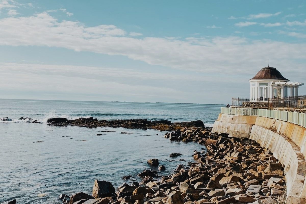 stroll-newports-stunning-cliff-walk-at-kings-beach