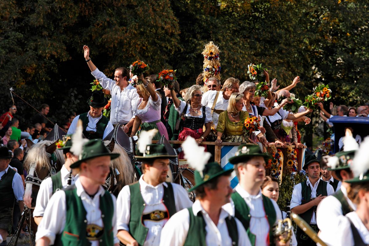 the-ultimate-guide-to-oktoberfest-germany-2028-touristsecrets