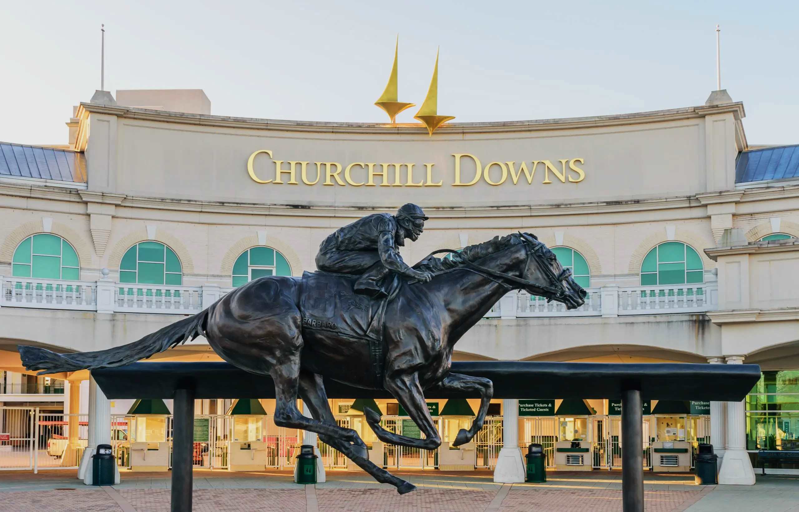 thrills-and-traditions-at-churchill-downs-kentucky-derby
