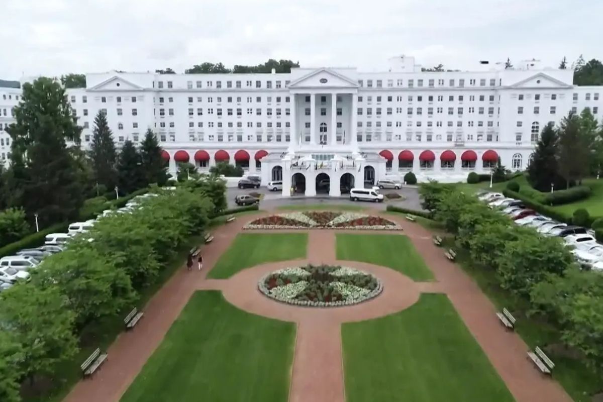 uncover-secrets-at-the-greenbriers-hidden-bunker