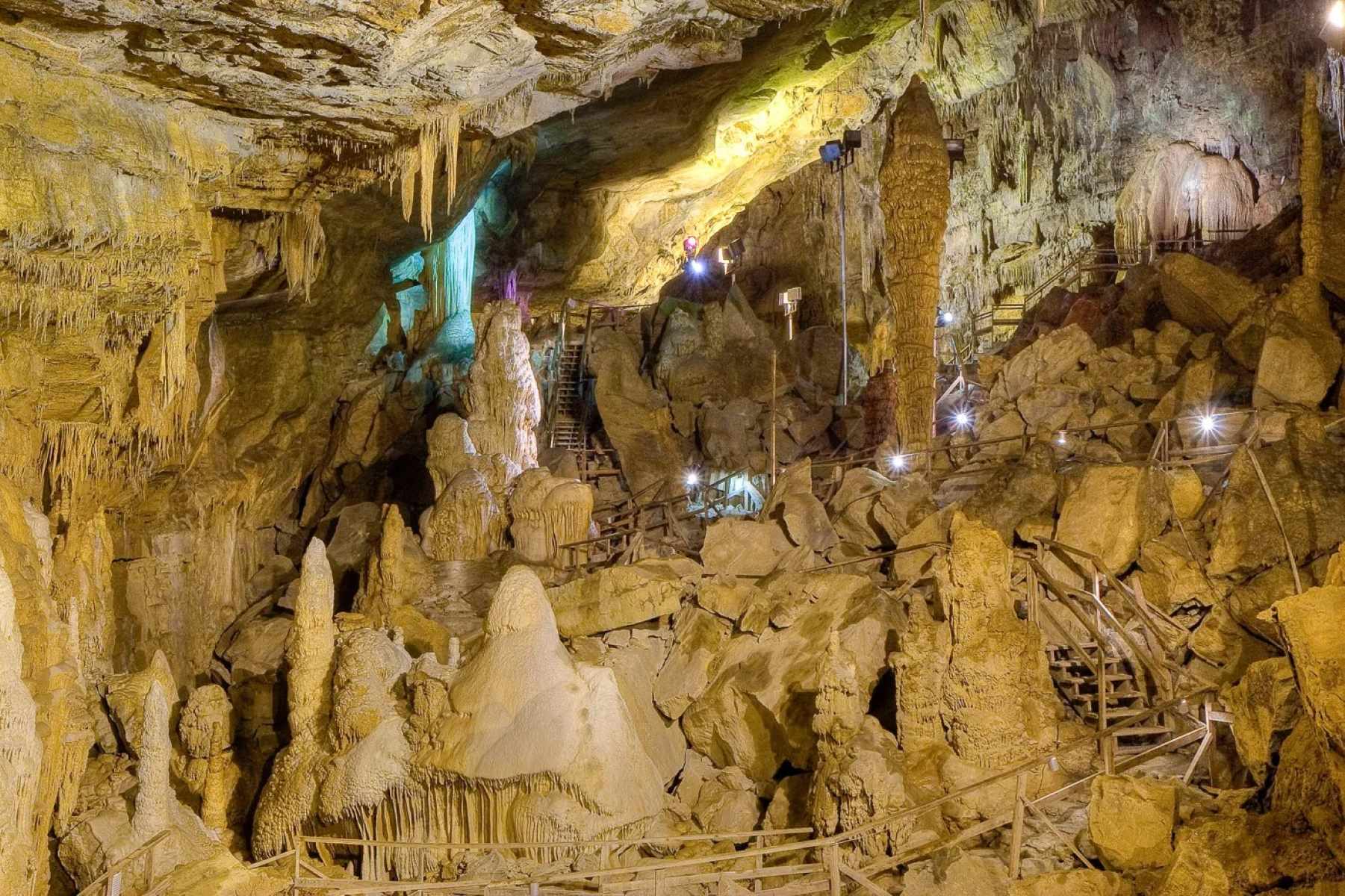 unveil-the-magic-of-lost-world-caverns