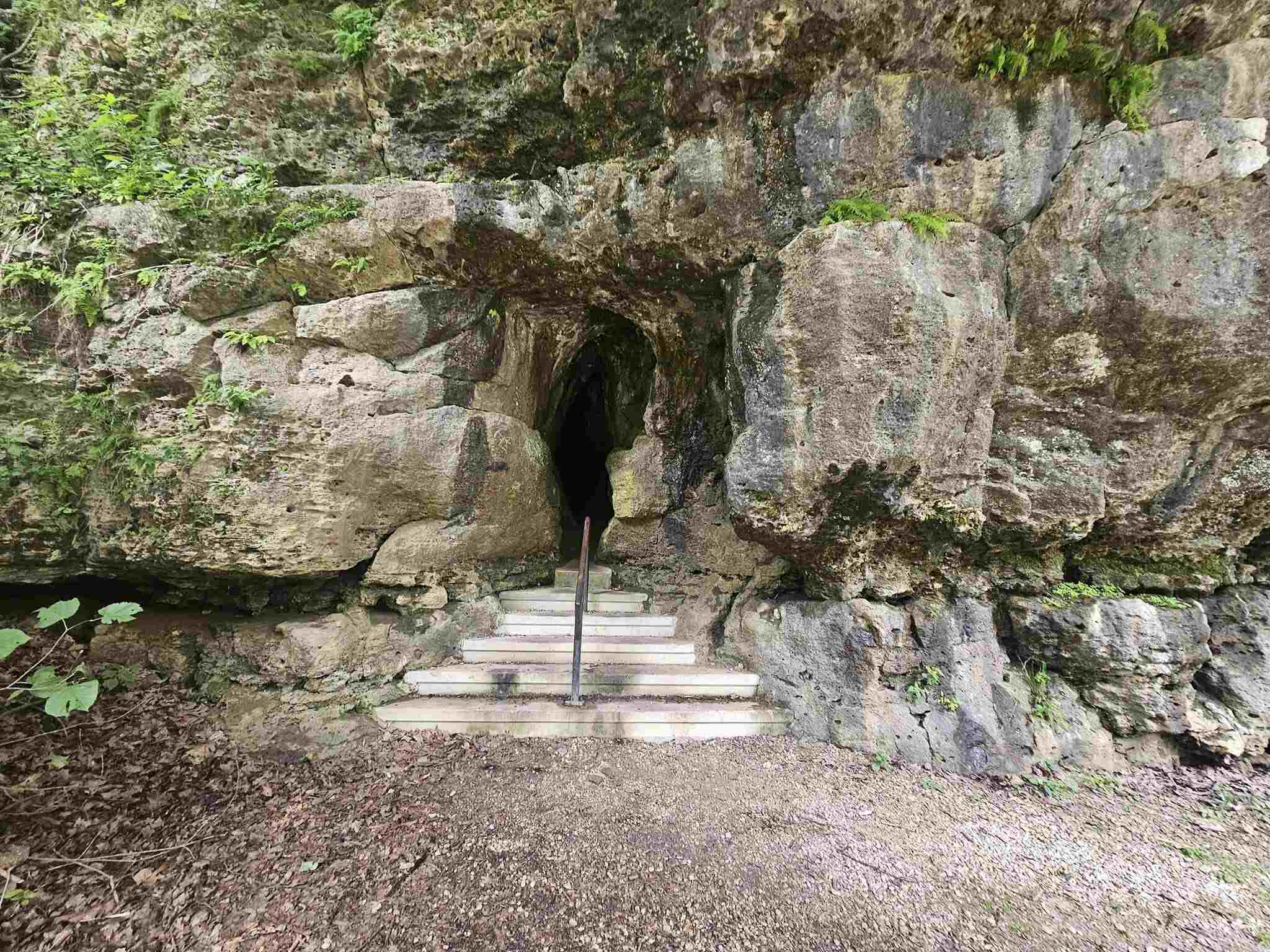 wapsipinicon-state-parks-stunning-limestone-bluffs