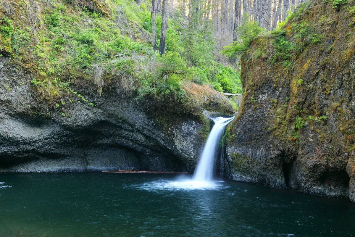 Whispering-Waterfall-Amphitheaters-In-Oregon8217s-Columbia-Gorge whispering-waterfall-amphitheaters-in-oregons-columbia-gorge