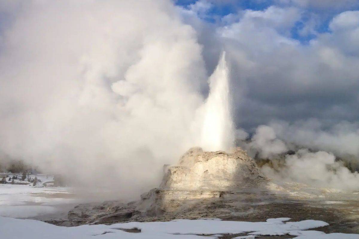 witness-the-magic-of-yellowstones-old-faithful-geyser