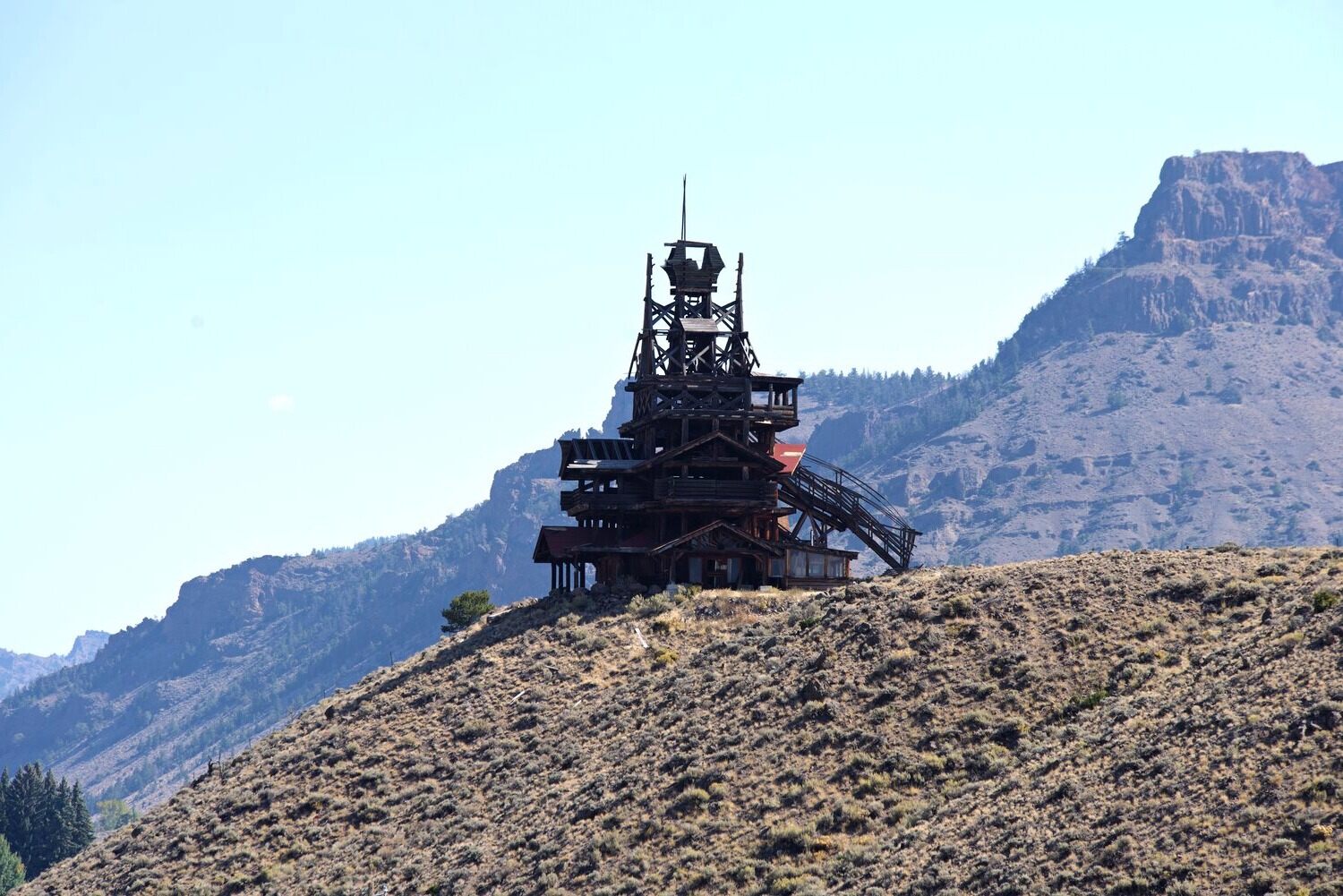 wyomings-mysterious-smith-mansion-in-yellowstone-wilderness