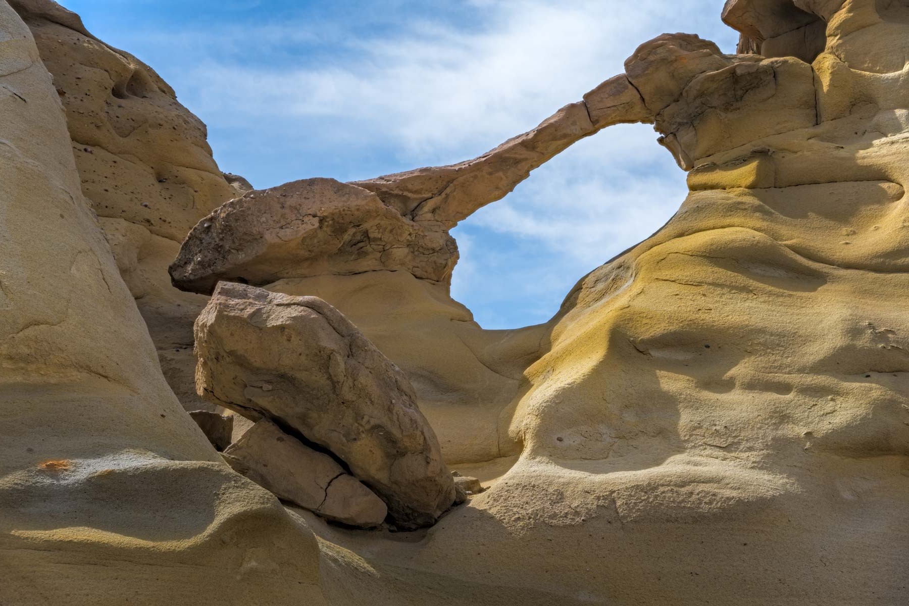 hidden-arches-of-new-mexicos-bisti-badlands