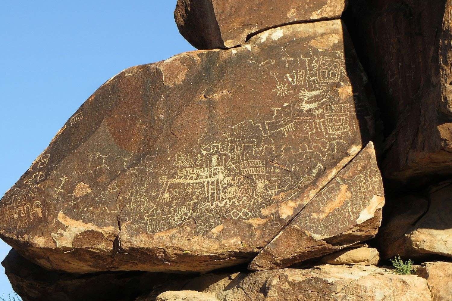 hidden-cave-art-of-nevadas-grapevine-canyon