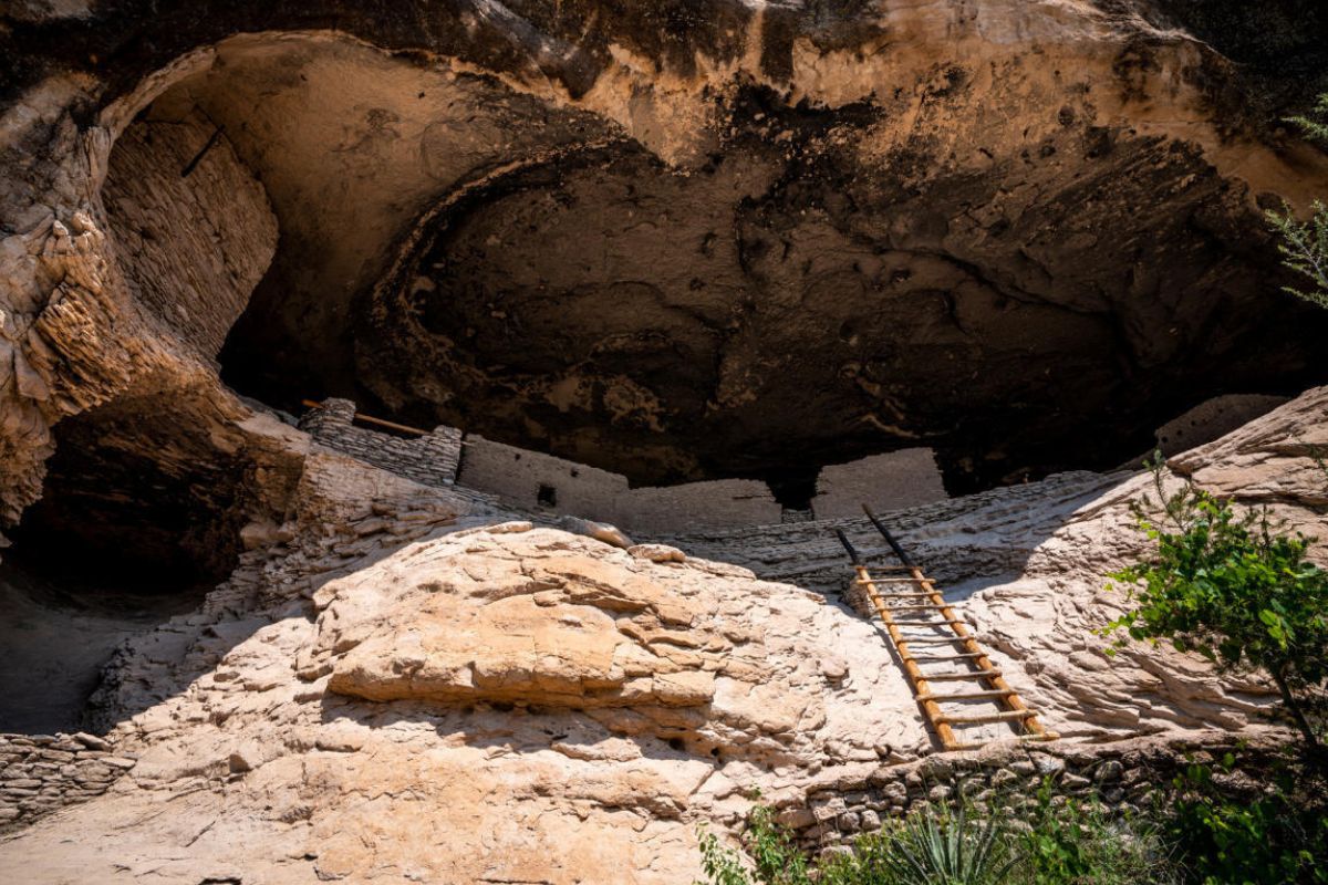 hidden-cliff-dwellings-of-new-mexicos-agua-fria