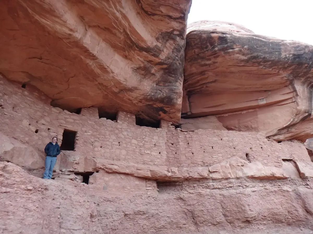 hidden-cliff-dwellings-of-utahs-moon-house