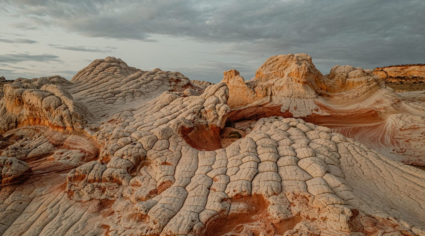 hidden-sandstone-caves-of-arizonas-vermilion-cliffs