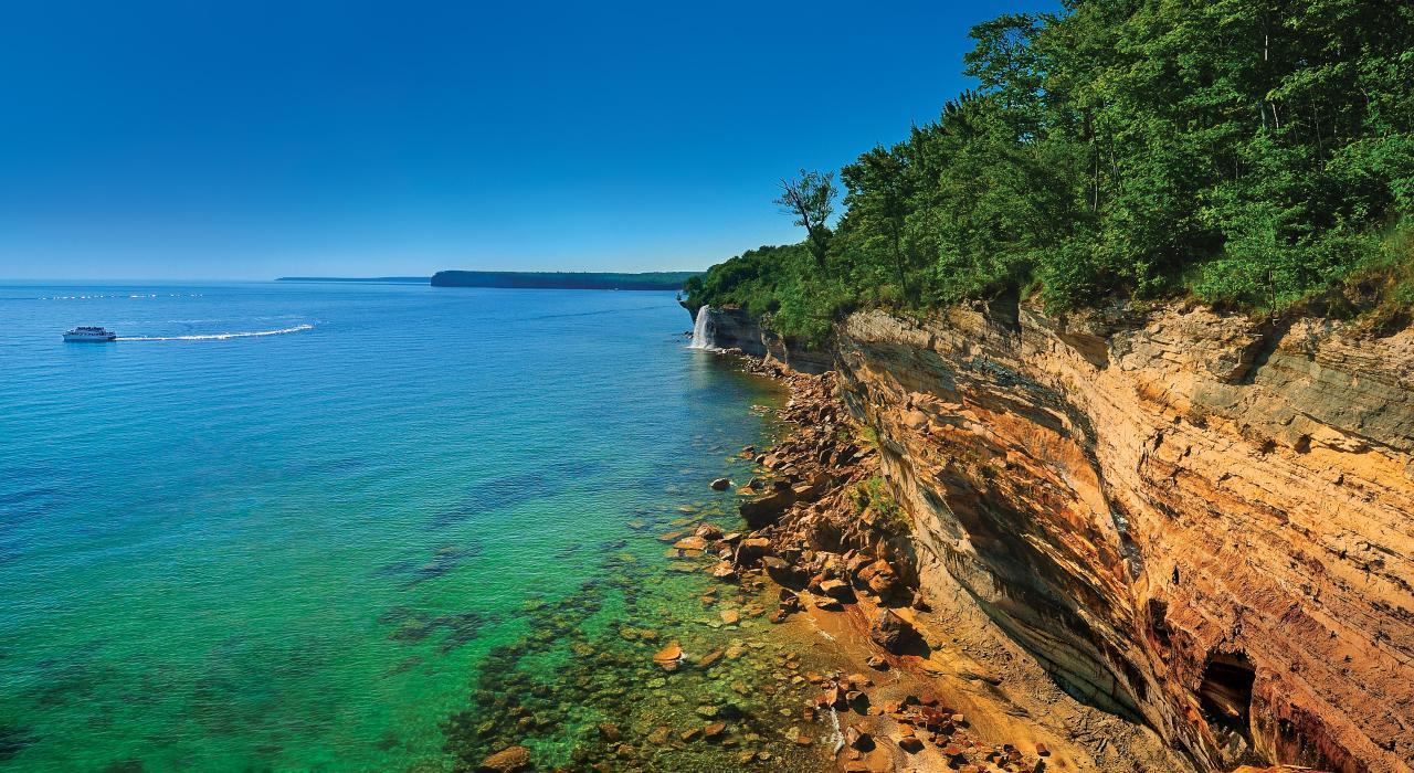 Hidden-Valleys-Of-Michigan8217s-Pictured-Rocks hidden-valleys-of-michigans-pictured-rocks