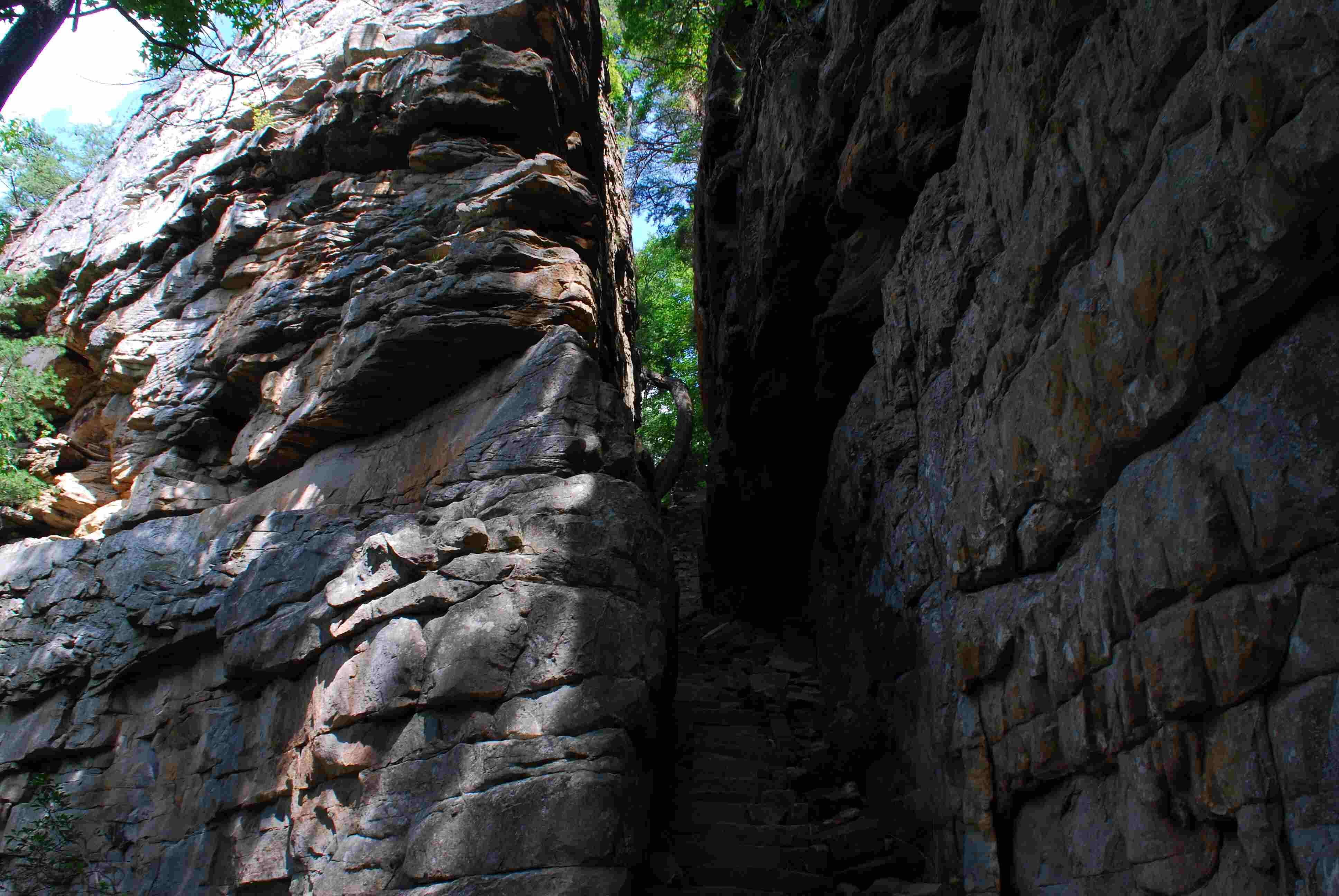 mysteries-behind-tennessees-stone-door