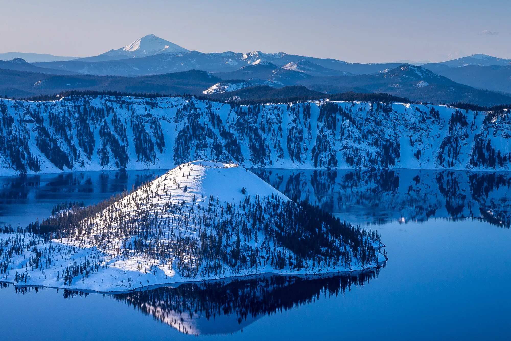 mysteries-beneath-oregons-crater-lake