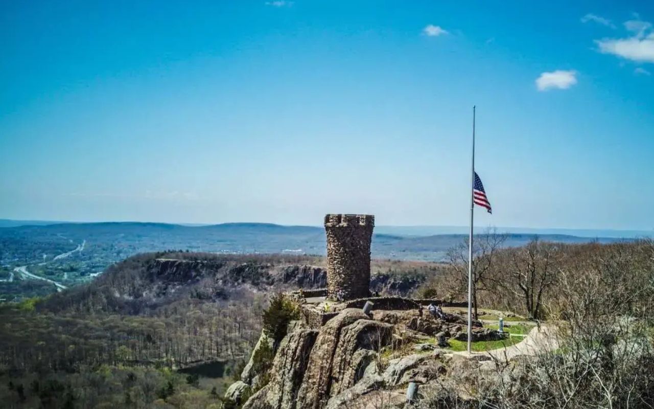 mysteries-of-connecticuts-castle-craig