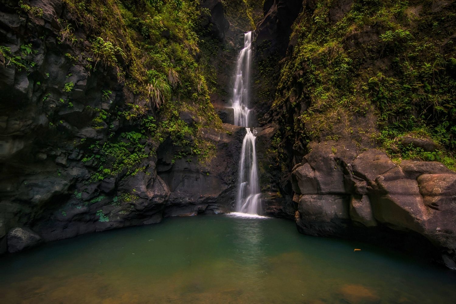 mysteries-of-hawaiis-makaleha-waters