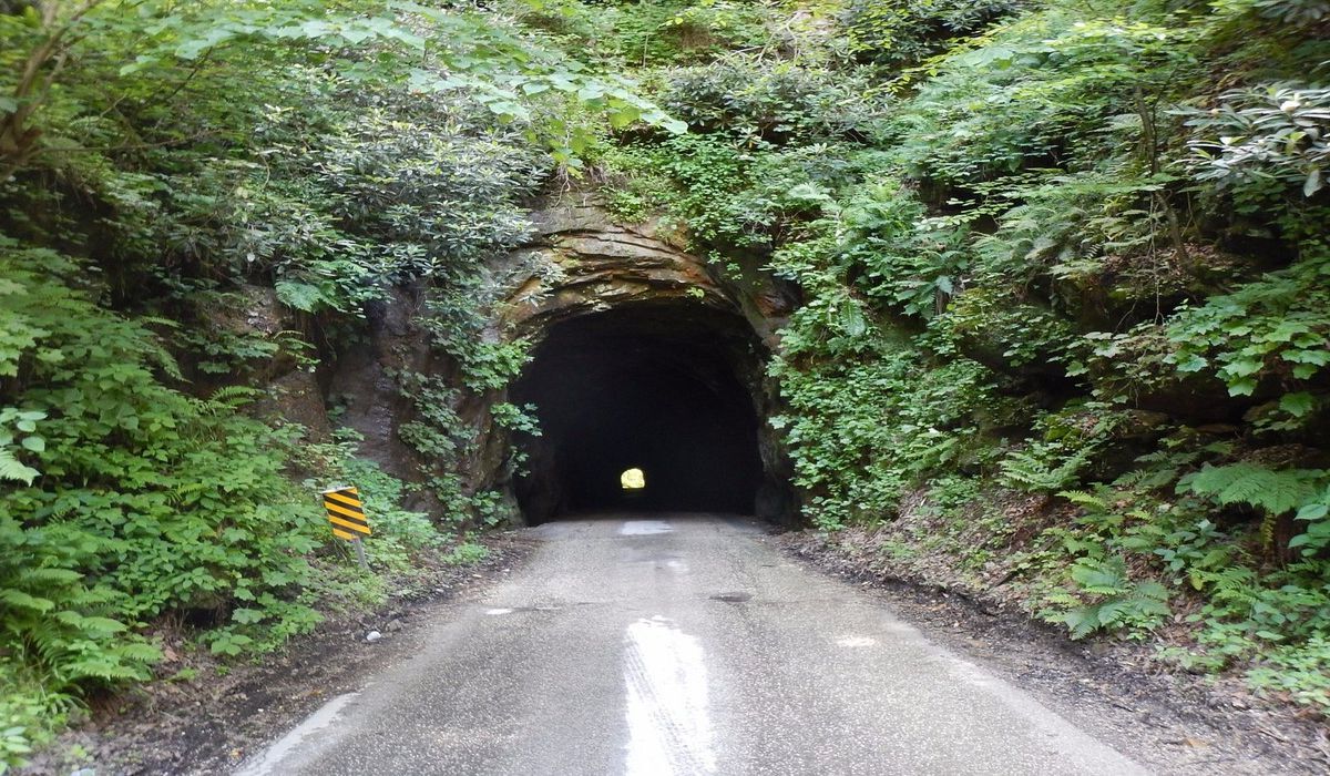 Mysteries-Of-Kentucky8217s-Natural-Tunnel-Paths mysteries-of-kentuckys-natural-tunnel-paths