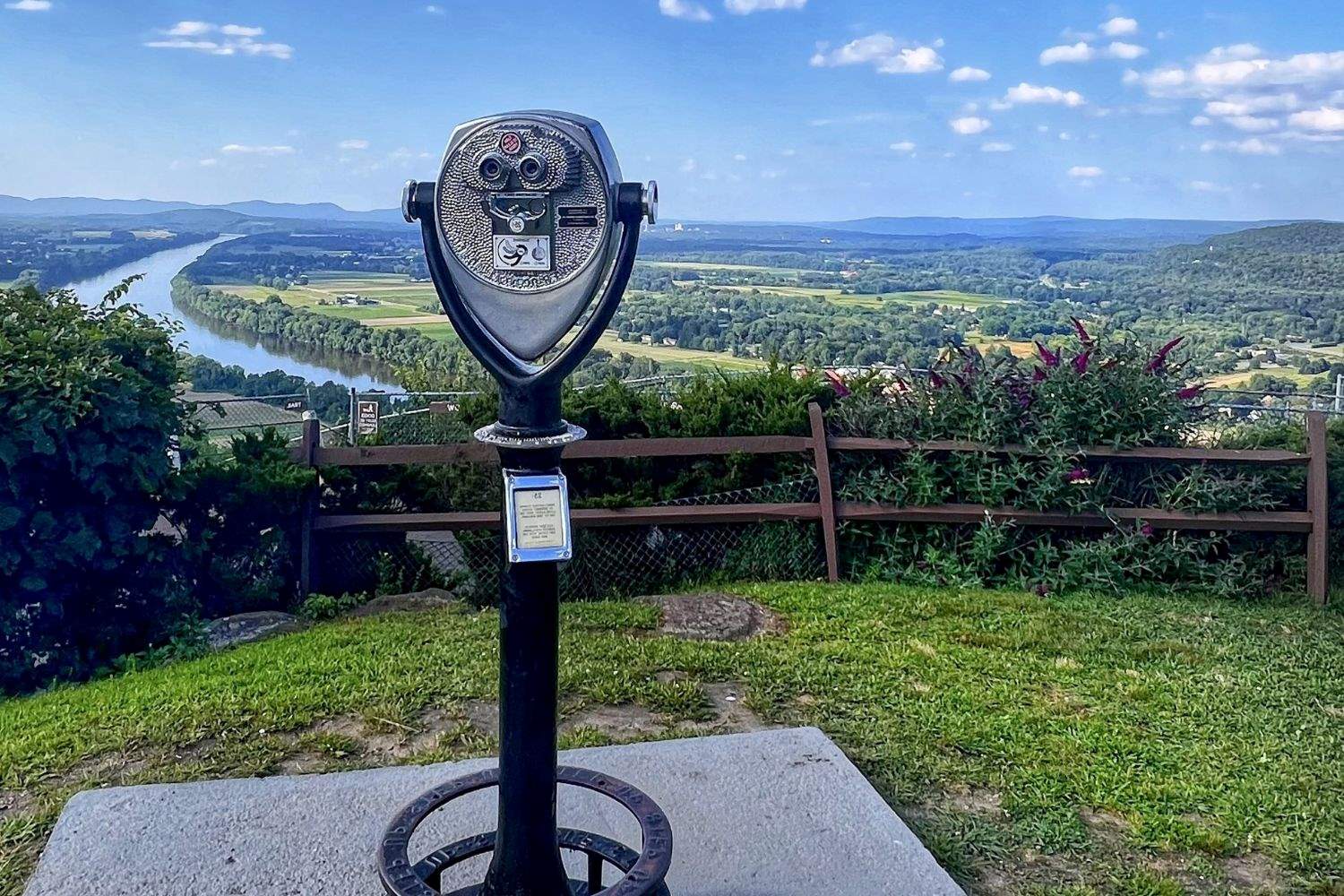 mysteries-of-massachusetts-mount-sugarloaf