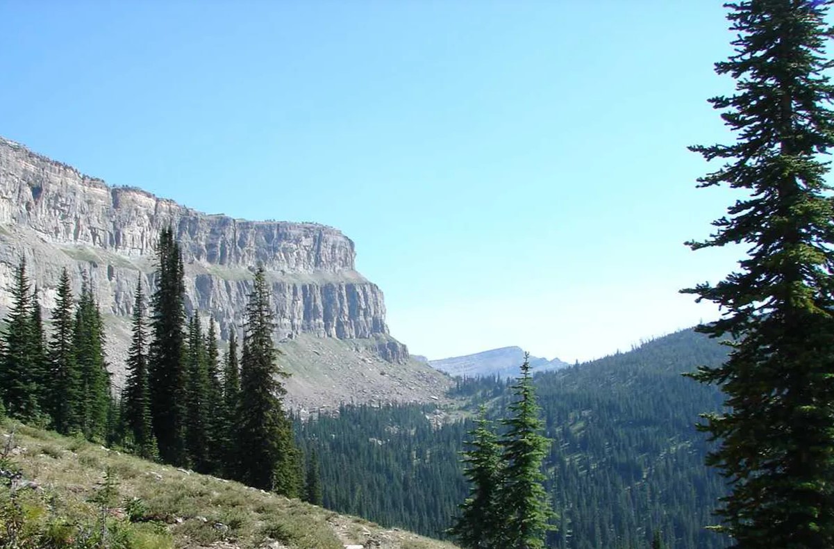 mysteries-of-montanas-chinese-wall-guardian-mountains