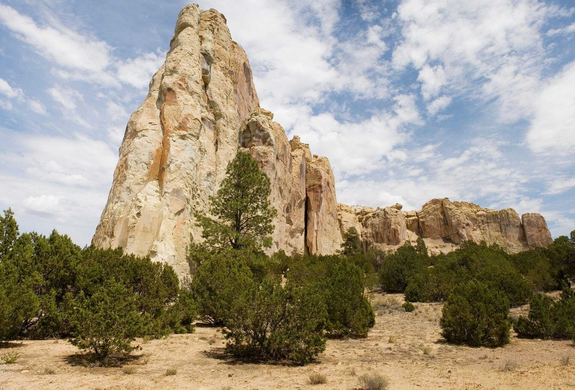 mysteries-of-new-mexicos-el-moro-valley