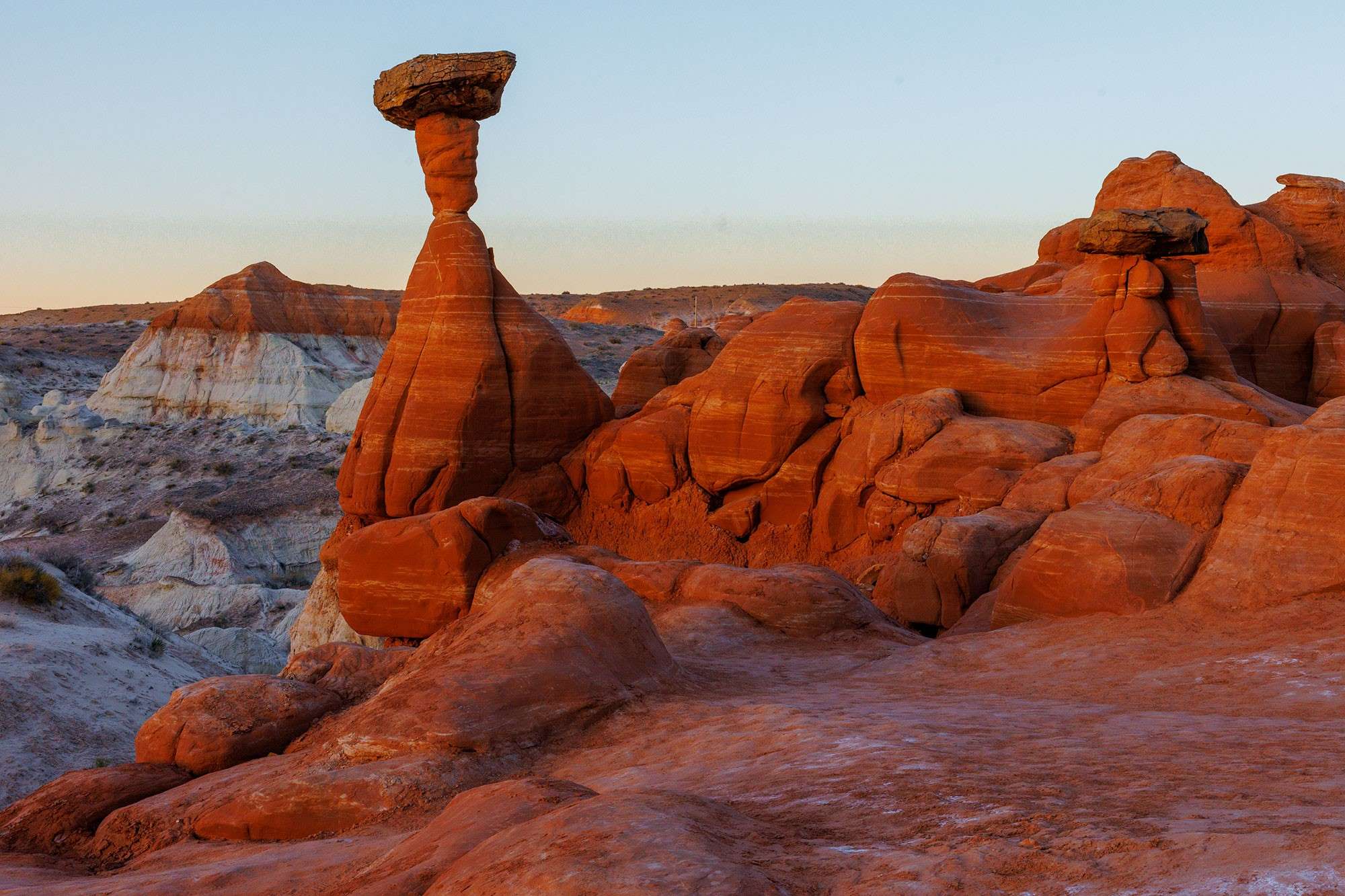 mysteries-of-the-silent-stone-arches-in-arizonas-vermilion-cliffs