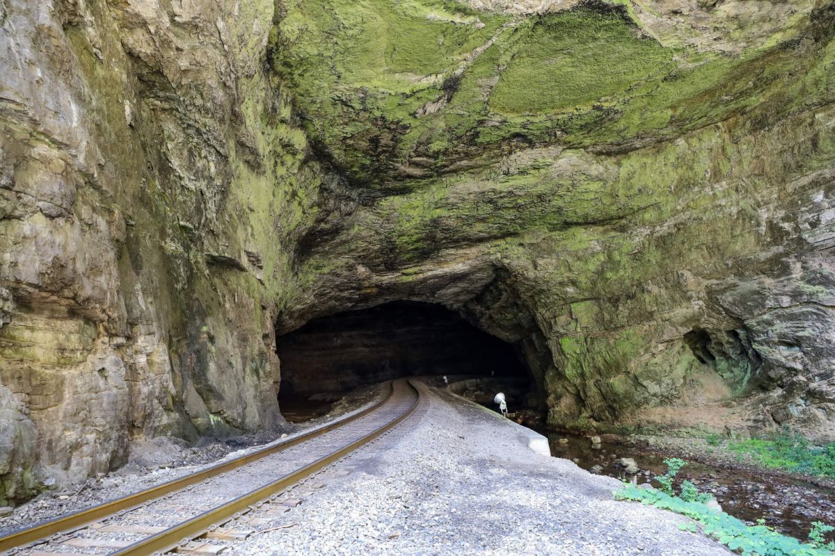 mysteries-of-virginias-natural-tunnel-ruins