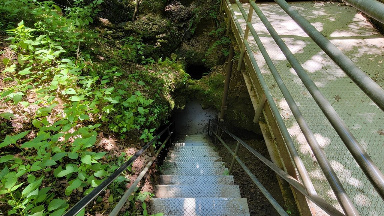 Secret-Cave-Systems-Of-Missouri8217s-Devil8217s-Well secret-cave-systems-of-missouris-devils-well