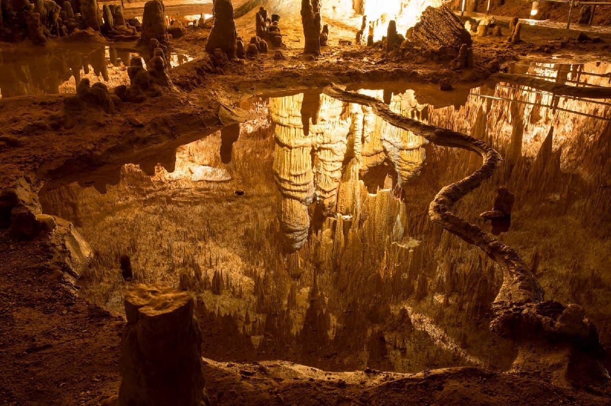 Secret-Cave-Systems-Of-Missouri8217s-Round-Spring secret-cave-systems-of-missouris-round-spring