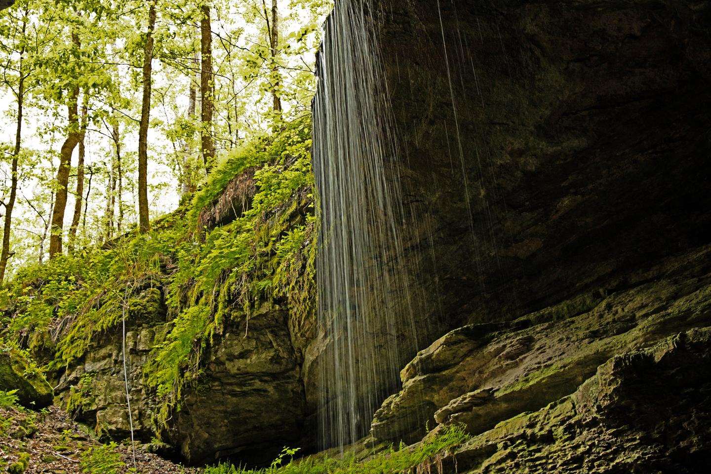Secret-Caves-Of-Kentucky8217s-Mammoth-Valley secret-caves-of-kentuckys-mammoth-valley